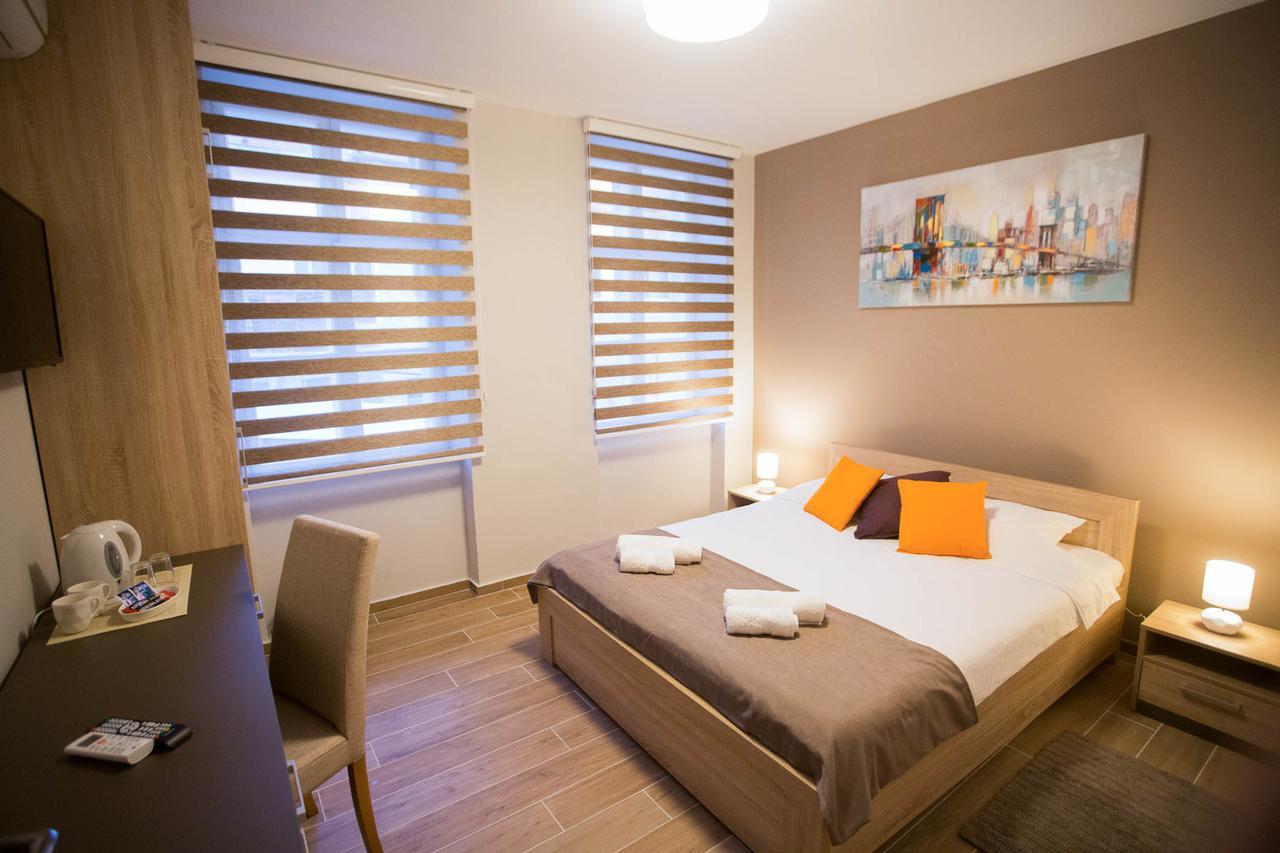 Centar Lux 2 Hostel Zrenjanin Exterior photo